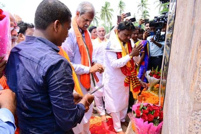 Odisha CM Mohan Majhi Visits Village Of Utkalmani Gopabandhu Das ...