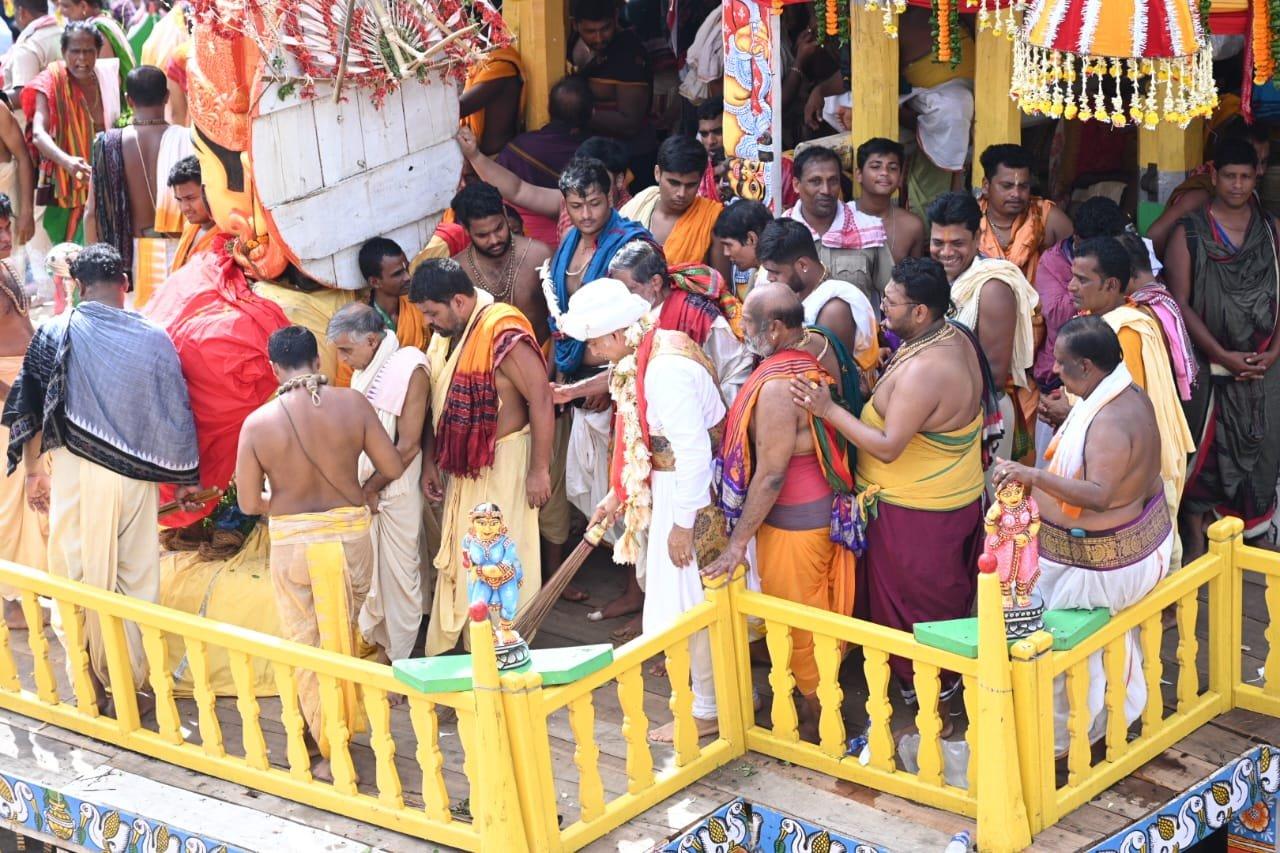 Bahuda Yatra 2024: Puri Gajapati Maharaja Dibyasingha Deb performs ...