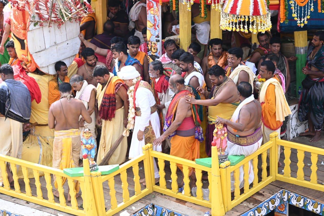 Bahuda Yatra 2024: Puri Gajapati Maharaja Dibyasingha Deb performs ...