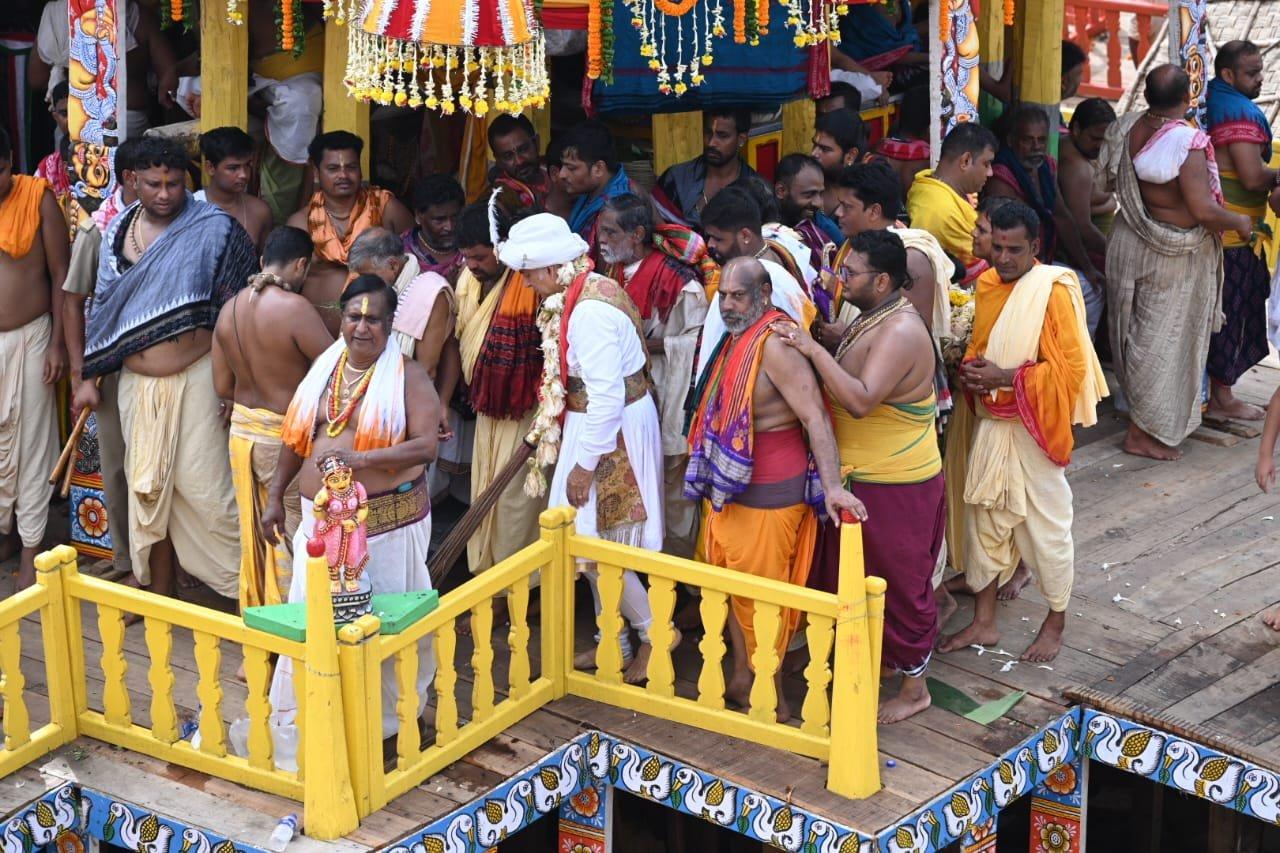 Bahuda Yatra 2024: Puri Gajapati Maharaja Dibyasingha Deb performs ...