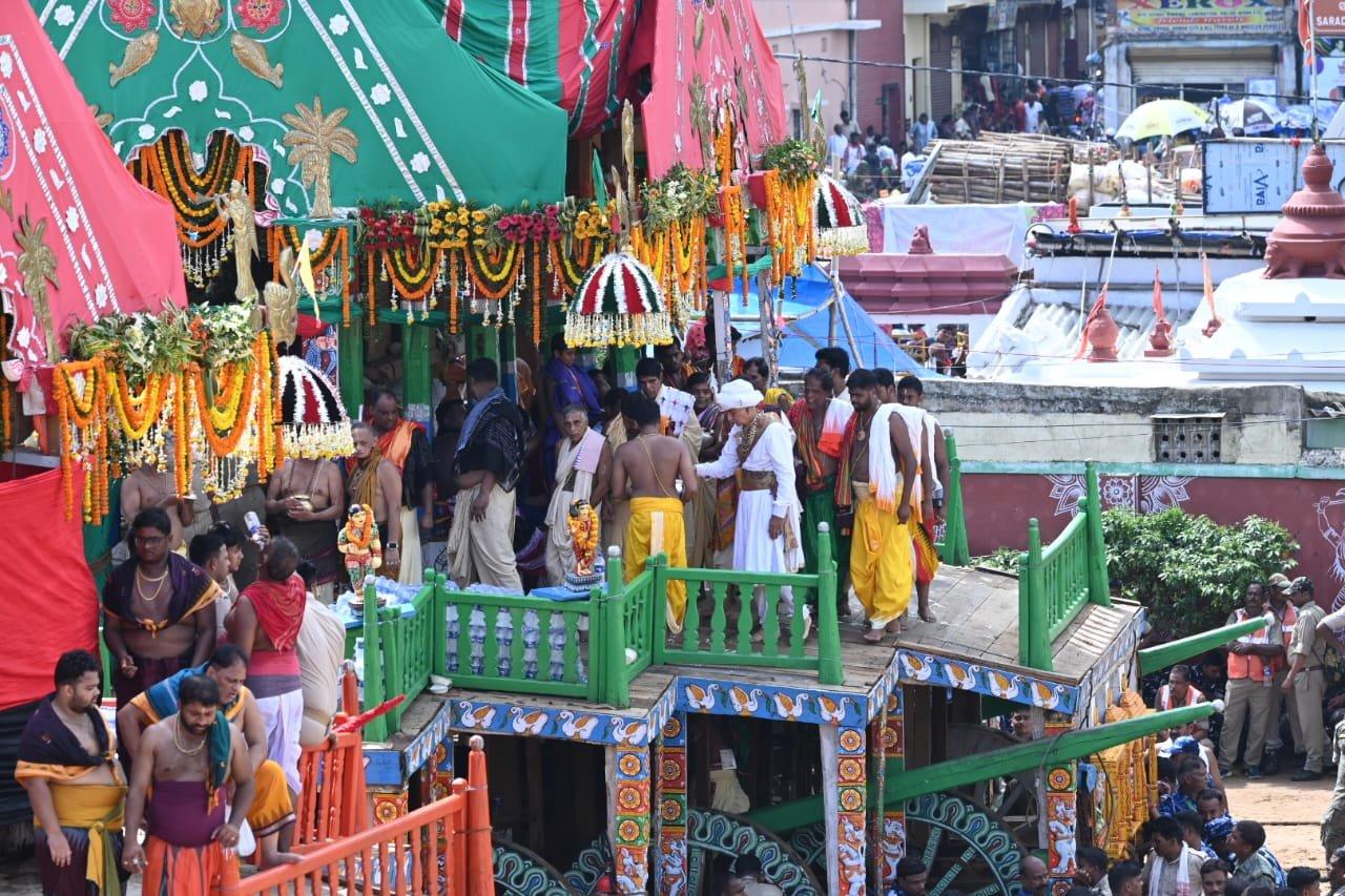 Bahuda Yatra 2024: Puri Gajapati Maharaja Dibyasingha Deb performs ...