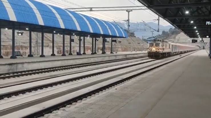 Indian Railways Conducts Trial Run of First Vande Bharat Train from Katra  to Srinagar | Pragativadi | Odisha News, Breaking News Odisha, Latest  Odisha News