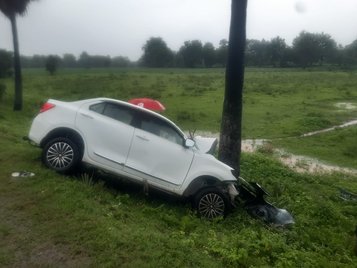 Car hits roadside tree