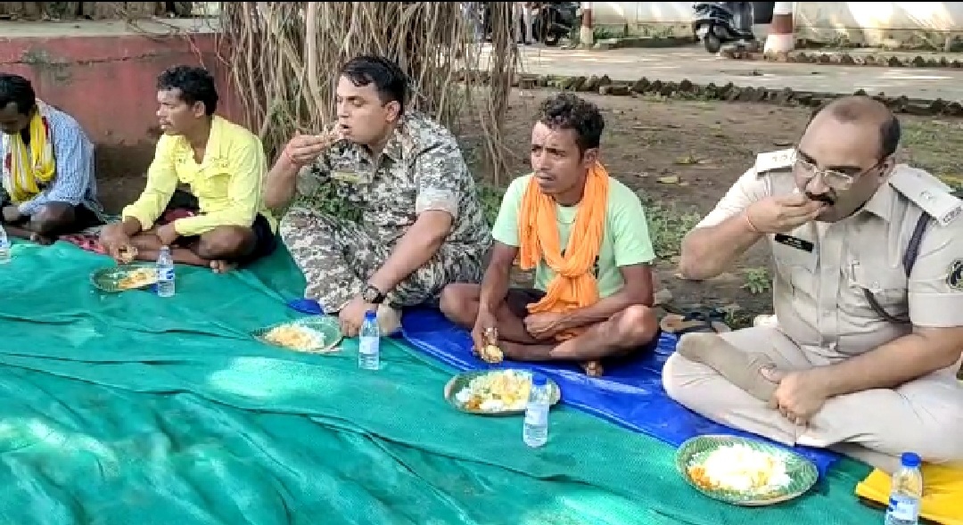 Sukma SP Have Lunch With Surrendered Maoists