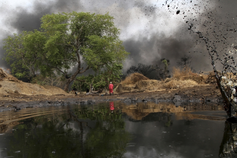 Explosion at Nigerian illegal oil refinery