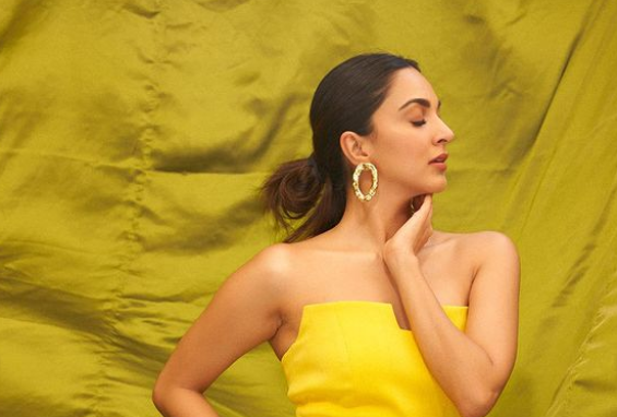 Kiara Advani, A Shimmering Ray Of Sunshine In Her Yellow Sequined Gown With  A High Slit For Hello Award 2022