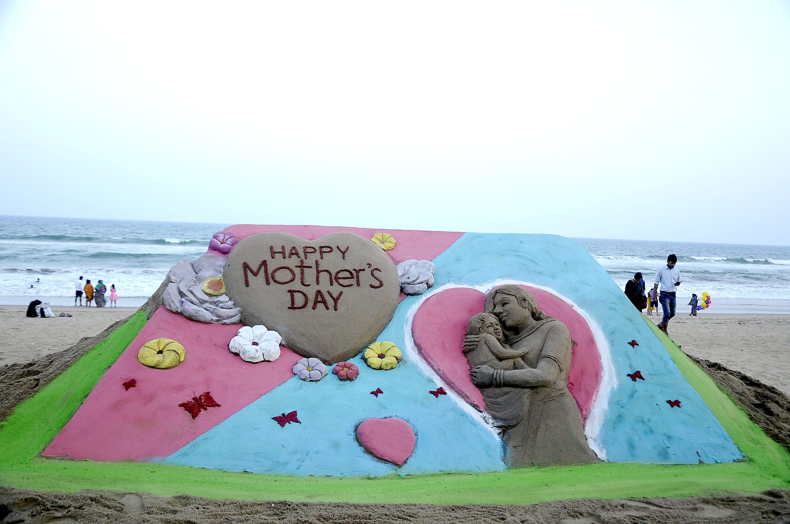 Artist Manas Sahoo Sculpts Beautiful Sand Art On The Eve Of International Mother’s Day