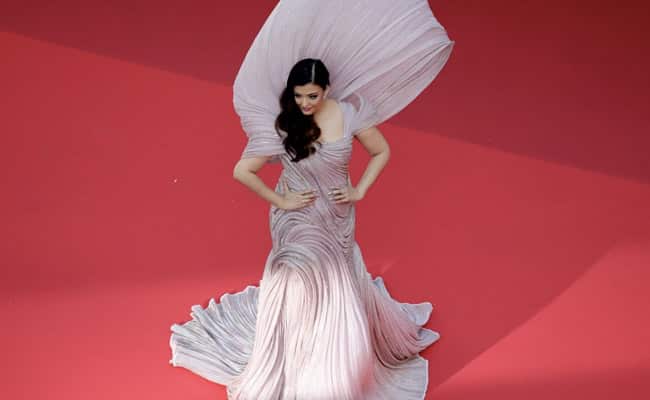 Aishwarya Rais Shimmery Pink Gaurav Gupta Gown At Cannes 2022 Is Almost  Literally Larger Than Life