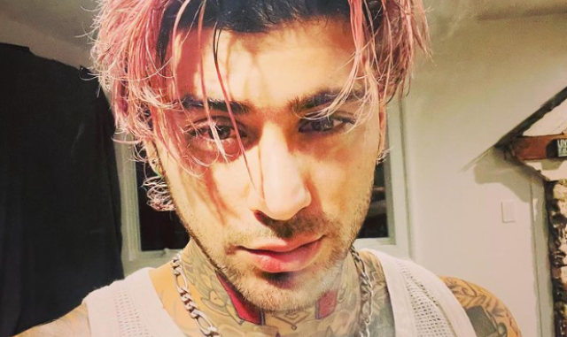 Zayn Malik Sets Internet On Fire With Sexy Pink Hair Selfie Check Out The Pic Pragativadi 