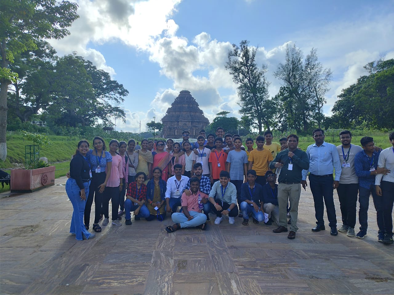 Touring Maharashtra students visit Konark