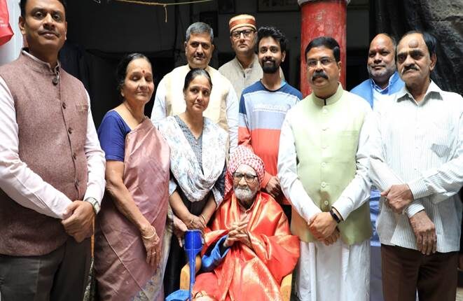 Dharmendra Pradhan meets family of Mahakavi Subramania Bharathiyar in ...