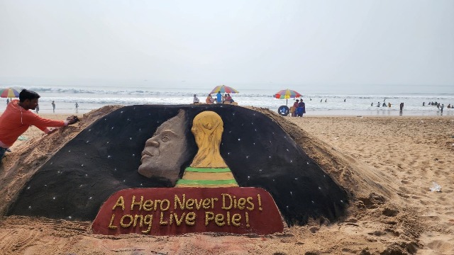 Manas Sahoo Memberi Penghormatan Kepada Legenda Sepak Bola Pele Melalui Seni Pasir Di Pantai Puri
