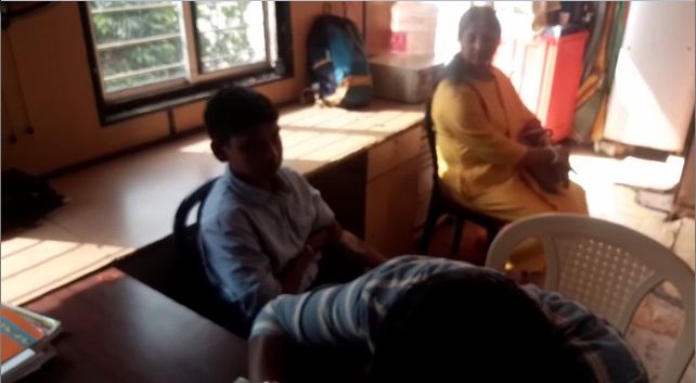 Bocah Kecil Menderita Luka Bakar Setelah Bersentuhan Dengan Lampu Di Srimandir