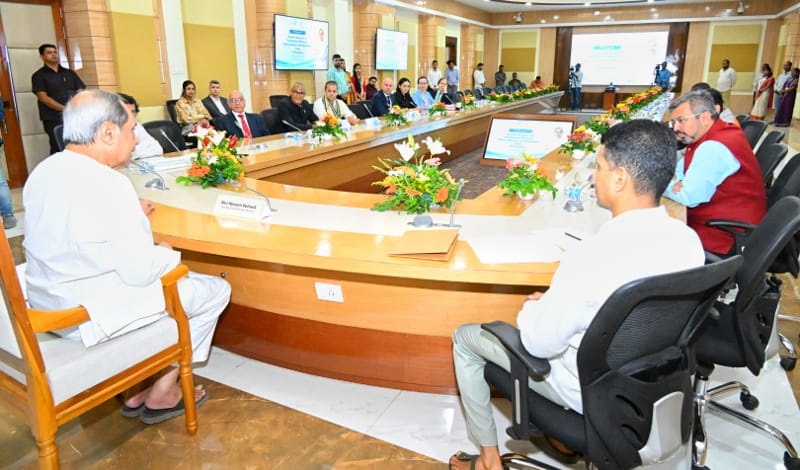 Photo of Hlavný minister Naveen komunikuje s ministrami, poslancami, politickými poradcami a diplomatmi zo 14 krajín.