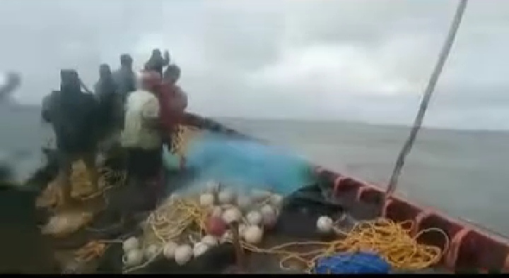 Boat capsizes
