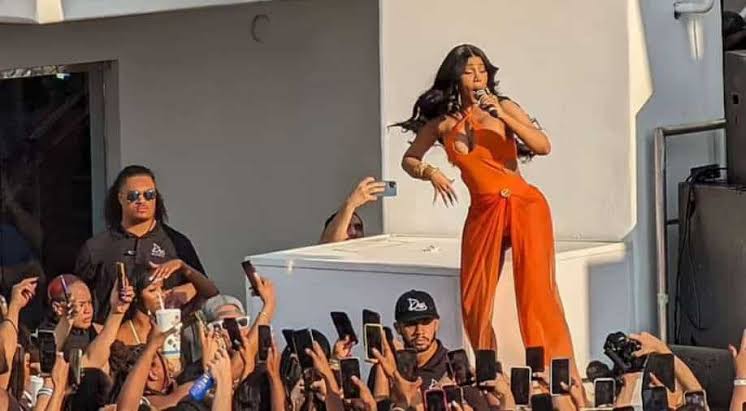 Cardi B Throws Microphone At Concertgoer Who Tossed Drink At Her ...