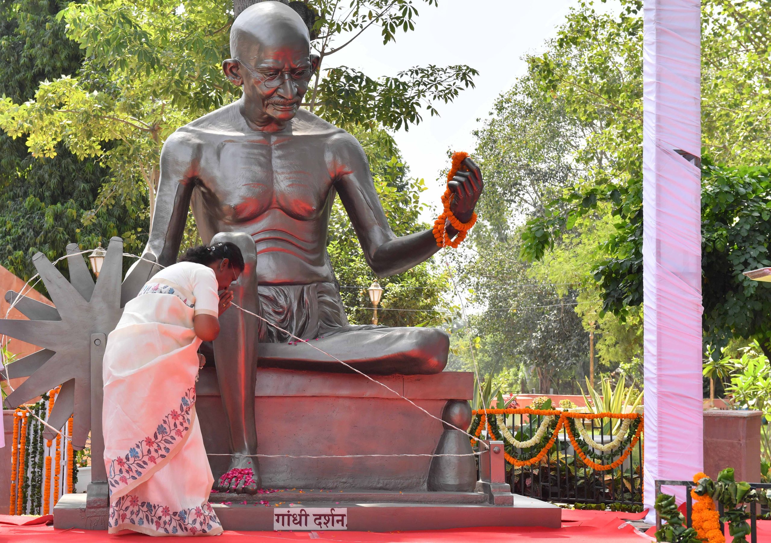 President Murmu Unveils 12 Feet High Statue Of Mahatma Gandhi, Inaugurates  Gandhi Vatika At Gandhi Darshan - Pragativadi