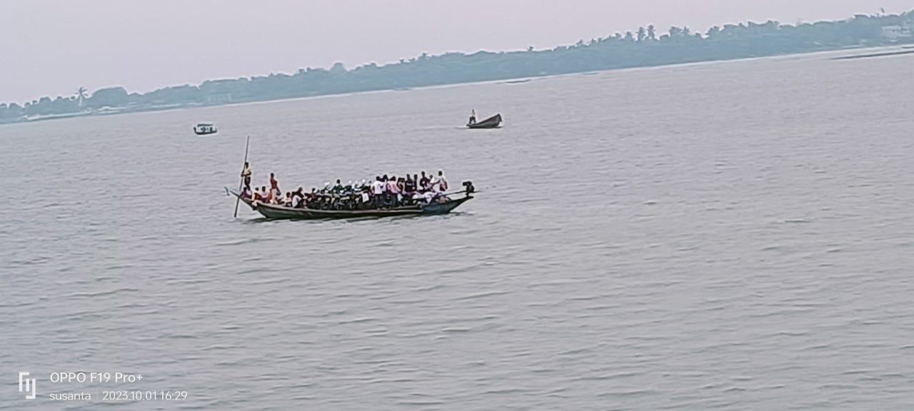 Boat gets stuck in Chilika