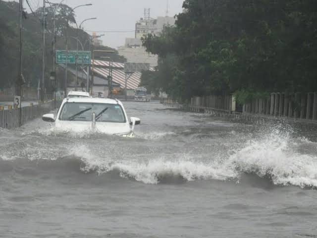 flood-like-situation-in-chennai-cyclone-michaung-breaks-havoc-in-tamil