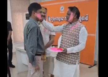 Odisha CM Celebrates Holi