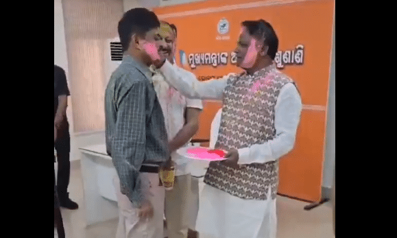 Odisha CM Celebrates Holi
