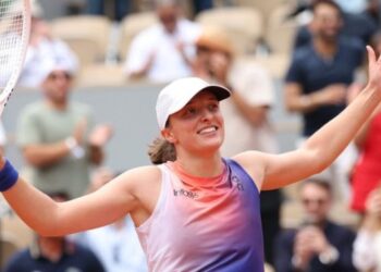 Swiatek Battles Past Sramkova