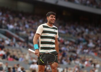 Carlos Alcaraz Crushes Tommy Paul in Straight Sets – Onto the Semis!