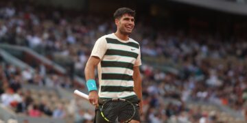 Carlos Alcaraz Crushes Tommy Paul in Straight Sets – Onto the Semis!