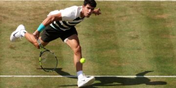 Carlos Alcaraz Overcomes Late Challenge to Win Queen’s Club Opener