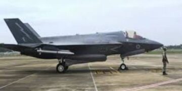 UK engineers examine F-35 in Kerala