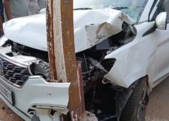 Car Crashes into Electric Pole