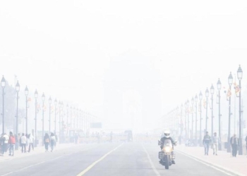 Delhi Air Quality Drops to ‘Severe’ as Temperature Falls to 9.7°C; IMD Predicts Clear Skies With Mist