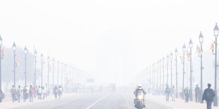 Delhi Air Quality Drops to ‘Severe’ as Temperature Falls to 9.7°C; IMD Predicts Clear Skies With Mist