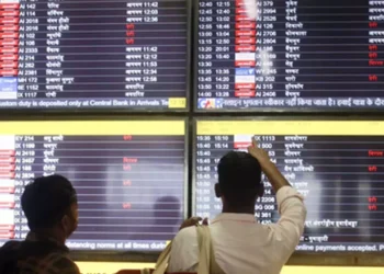 Delhi Airport Flight Chaos: Nearly 700 Flights Delayed After Major Air Traffic Control Glitch