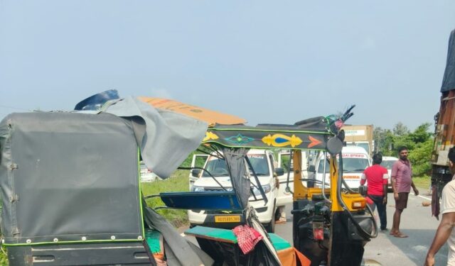 Autorickshaw Crashes into Truck