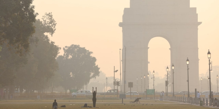 Delhi AQI Remains ‘Poor’ at 300 as City Records Season’s Lowest Temperature of 5.7°C