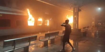 One Killed After Fire Breaks Out in Two AC Coaches of Tata Nagar–Ernakulam Express in Andhra Pradesh