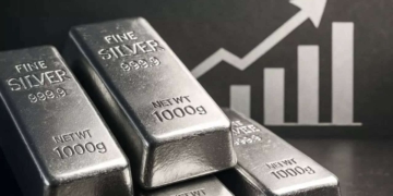 Silver Price Hits Rs 2.74 Lakh Per Kg, Shattering 46-Year Record Amid Global Uncertainty