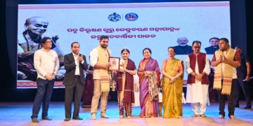 Odissi Icons Unite: Grand Tribute to Guru Kelucharan Mohapatra Lights Up Rabindra Mandap
