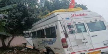 Bus Crashes into Electric Pole