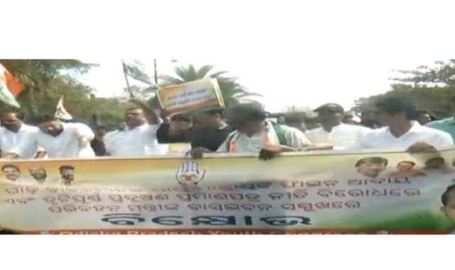 Odisha Youth Congress Gheraos Transport Minister’s Residence Over PUCC Issue