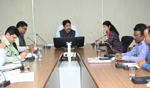 H&UD Minister Reviews Urban Development Schemes and Financial Progress
