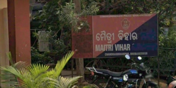 Youth hanging NALCO Square Bhubaneswar