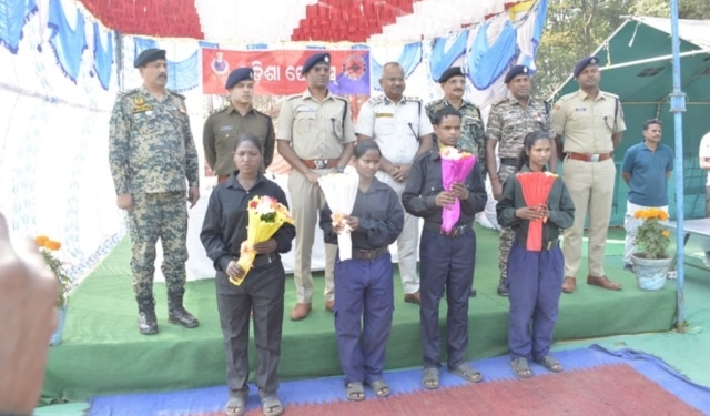 Maoist cadres surrender Kandhamal