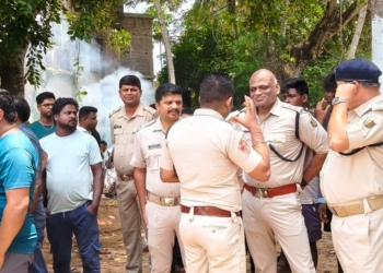 Outrage Erupts at Balipatna’s Athantara as Locals Torch Drug Den After Brutal Murder Over Debt