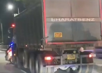 Truck drags car in Bhubaneswar