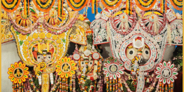Holy Trinity Adorn ‘Hati Besha’: Devotees Mesmerised!