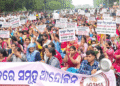Swasthya Mitras protest Bhubaneswar