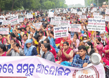 Swasthya Mitras protest Bhubaneswar