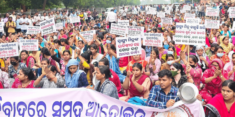 Swasthya Mitras protest Bhubaneswar